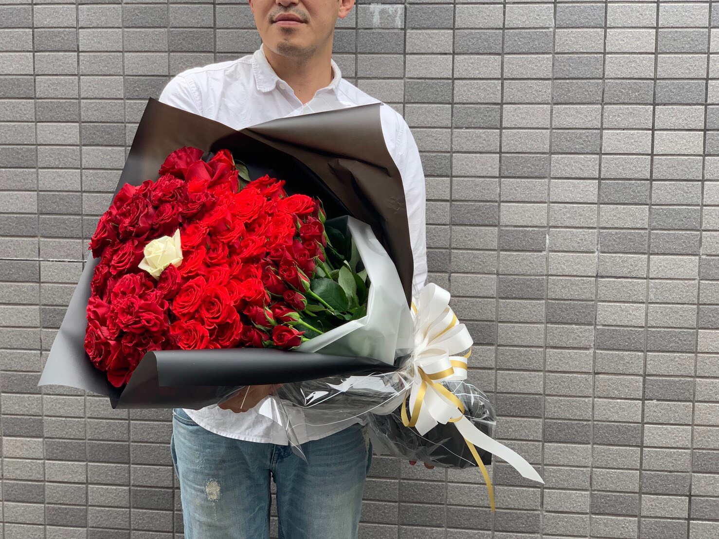 大切な記念日やプロポーズ等に 大きな１００本バラの花束を 熊本の花屋 バルーンショップkiki 光の森の花 バルーン専門店kiki