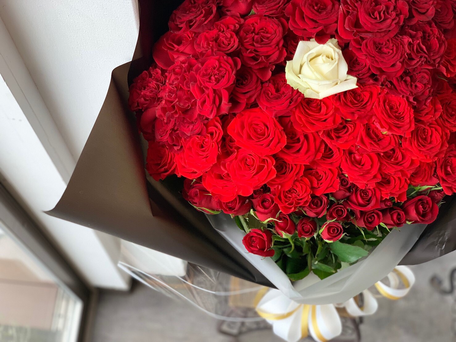 大切な記念日やプロポーズ等に 大きな１００本バラの花束を 熊本の花屋 バルーンショップkiki 光の森の花 バルーン専門店kiki