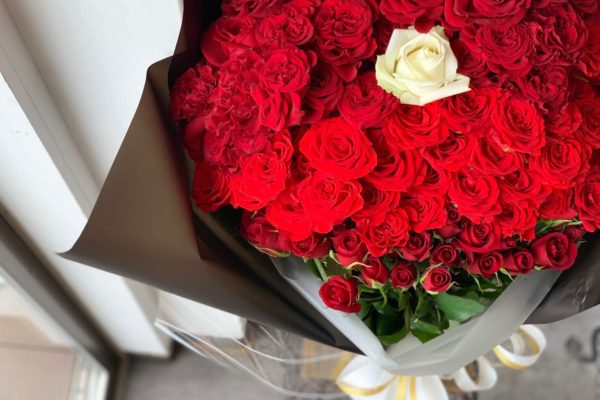 大切な記念日やプロポーズ等に、大きな１００本バラの花束を【熊本の花屋・バルーンショップKIKI】